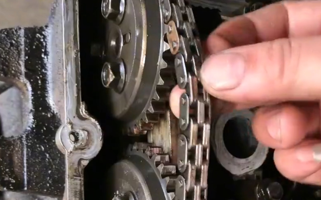 Hoeveel kilometer moet de distributieketting van de motor vervangen worden? Of hoef je dit nooit te veranderen? De reparateur informeert u ter plaatse